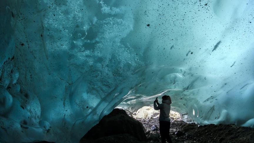 Photo prise dans une grotte de glace dans le glacier suisse d’Aletsch.