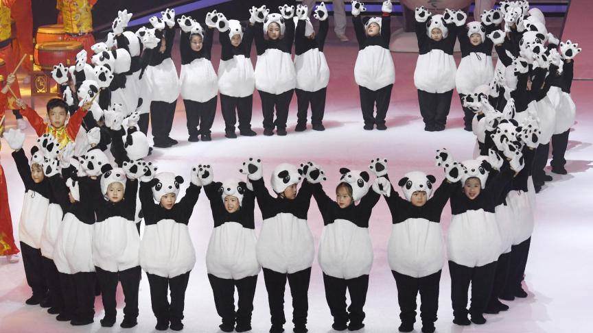 Des enfants portant des costumes de panda participent à un événement promotionnel à Beijing pour les Jeux olympiques et paralympiques d’hiver 2022 dans la capitale chinoise.