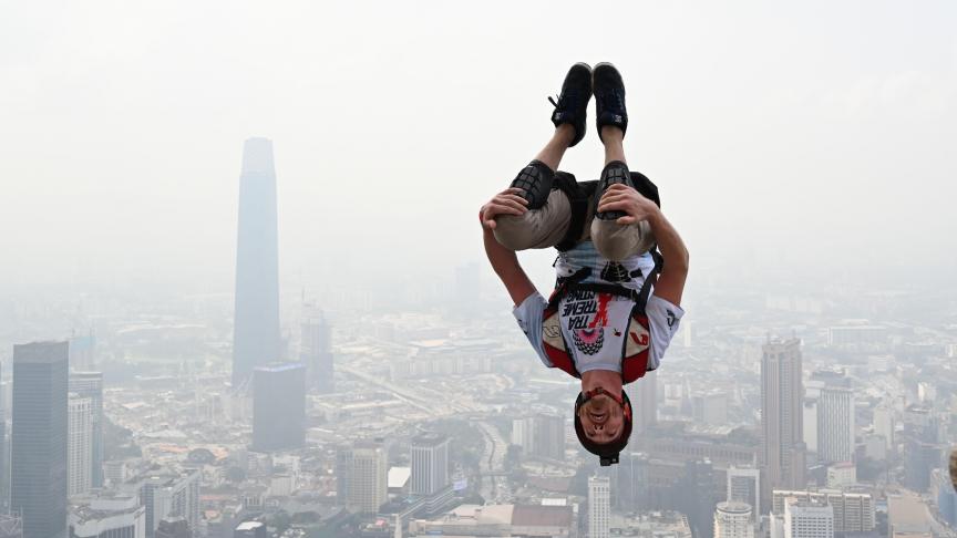 Un base-jumper saute de la tour Kuala Lumpur lors de l’événement annuel ‘International Kuala Lumpur Tower Base-Jump’ en Malaisie.