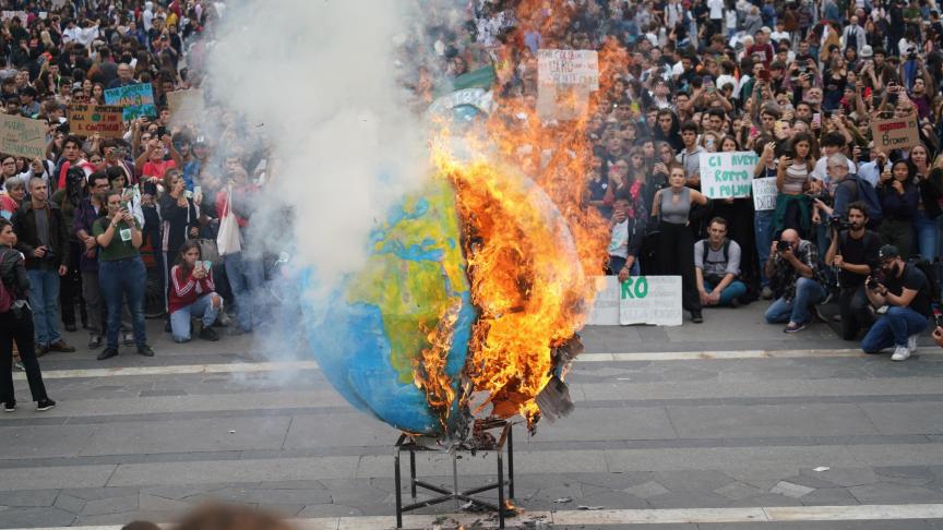 Des étudiants ont mis le feu à une réplique de la planète Terre lors d’une manifestation mondiale exigeant une action contre le changement climatique, à Milan.