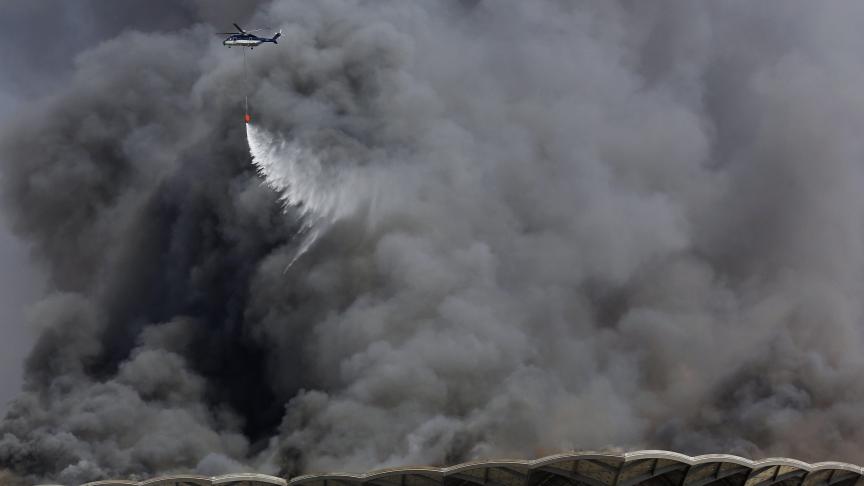 Un hélicoptère pulvérise de l’eau sur un incendie à Jiddah, en Arabie saoudite. Le feu a éclaté sur la ligne de chemin de fer qui relie les villes musulmanes saintes de La Mecque et Médine.
