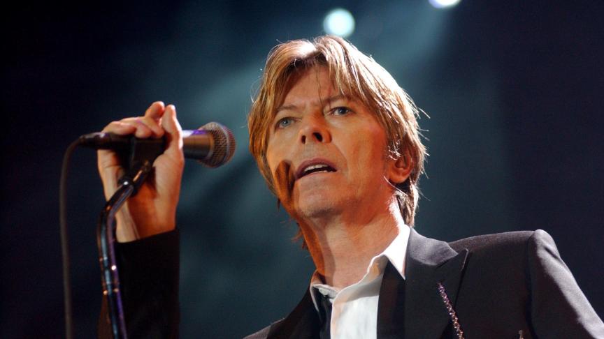 Bowie a conservé tout au long de sa carrière son look androgyne.