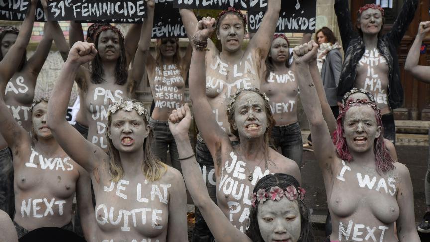 Des activistes Femen manifestent, à Paris, pour la mémoire des victimes de féminicides. 114 femmes ont été tuées par leur partenaire ou leur ex-partenaire depuis le début 2019 en France.