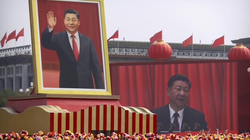 Les supporters de Xi Jinping devant un immense portrait du président chinois lors des 70 ans du parti communiste.