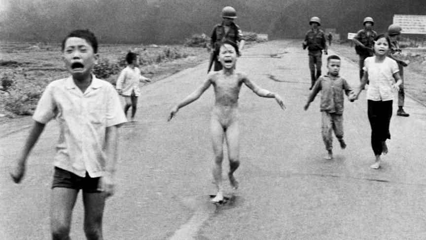 Le 8 juin 1972, Kim Phuc Phan Thi, 9 ans, fuit un bombardement au napalm. L’image glace d’effroi.
