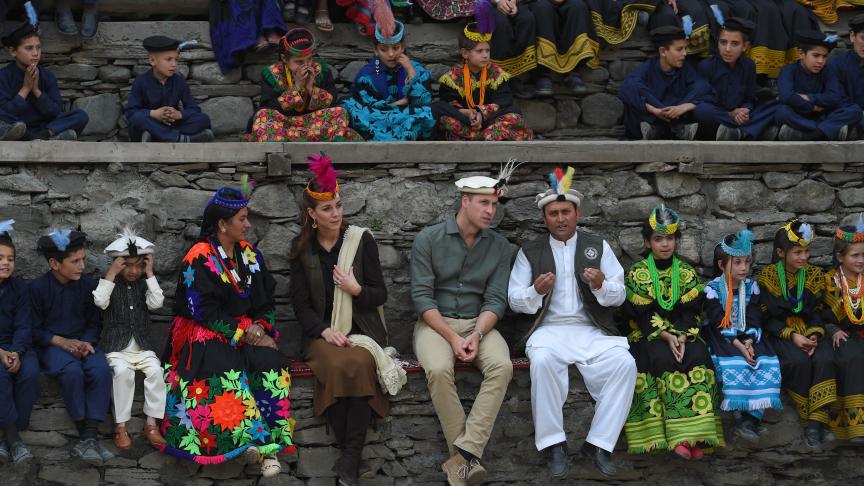 Le prince William et Kate Middleton assistent à une danse kalash traditionnelle lors de leur visite dans la vallée de Bumburate au Pakistan.