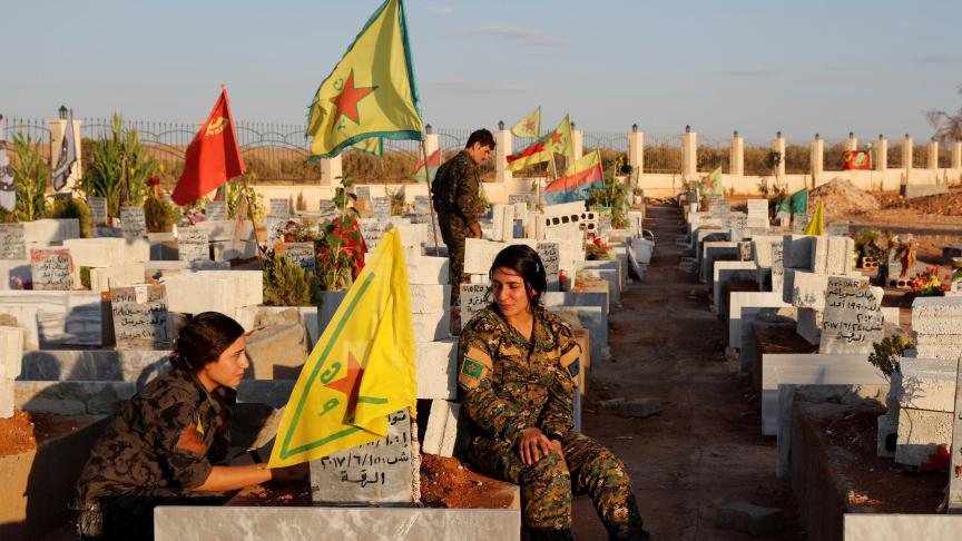 Des combattant.e.s kurdes sur la tombe de camarades tués lors de la guerre contre Daesh, en octobre 2017 à Kobané
: un «
peuple sacrifié
» qui a déjà connu plus d’une trahison de ses «
alliés
»...