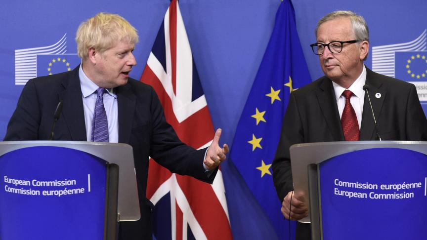 Côte à côte, le président de la Commission européenne, Jean-Claude Juncker (à dr.), et Boris Johnson ont fait chacun une courte déclaration pour marquer ce moment.