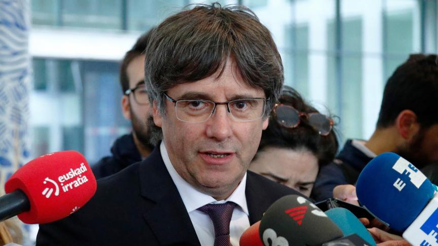 Carles Puigdemont, libéré sous conditions, doit rester joignable en toutes circonstances et ne peut, en principe, pas quitter le pays.