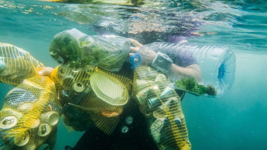Un membre d’un club de plongée libanais collecte des déchets dans la mer autour de Beyrouth. Et il y en a du plastique là-dessous...