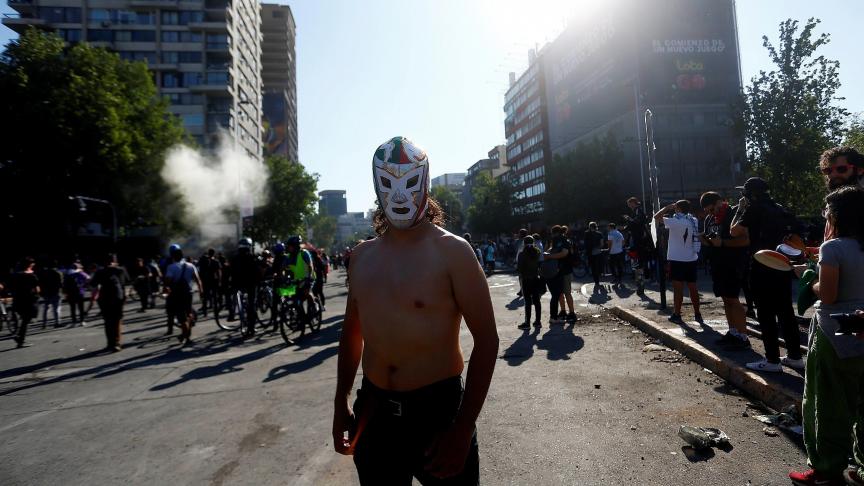 Les manifestations font rage au Chili. Tout a débuté avec une légère augmentation du prix du ticket de métro. C’était le coup de trop pour la population.
