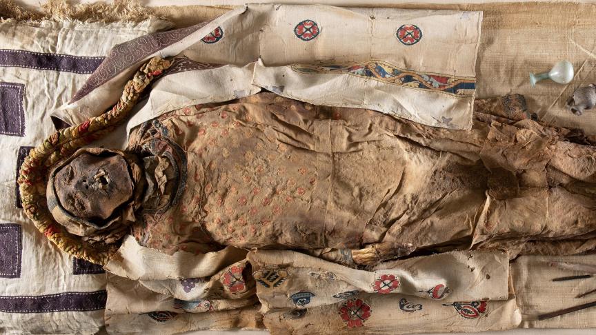 « La brodeuse Euphemia » et son mobilier funéraire, Antinoé, datation C14 de cheveux de la « momie » : 430-620 (95,4 % de probabilité), MRAH.