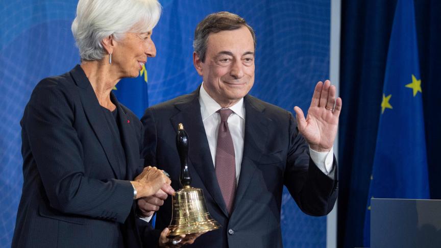 Ce lundi, Mario Draghi, le président de la Banque centrale européenne (BCE), a transmis à celle qui doit lui succéder, Christine Lagarde, une «
clochette
», réplique de celle qui est posée sur la table du conseil des gouverneurs, l’organe qui fixe la politique monétaire de la zone euro.