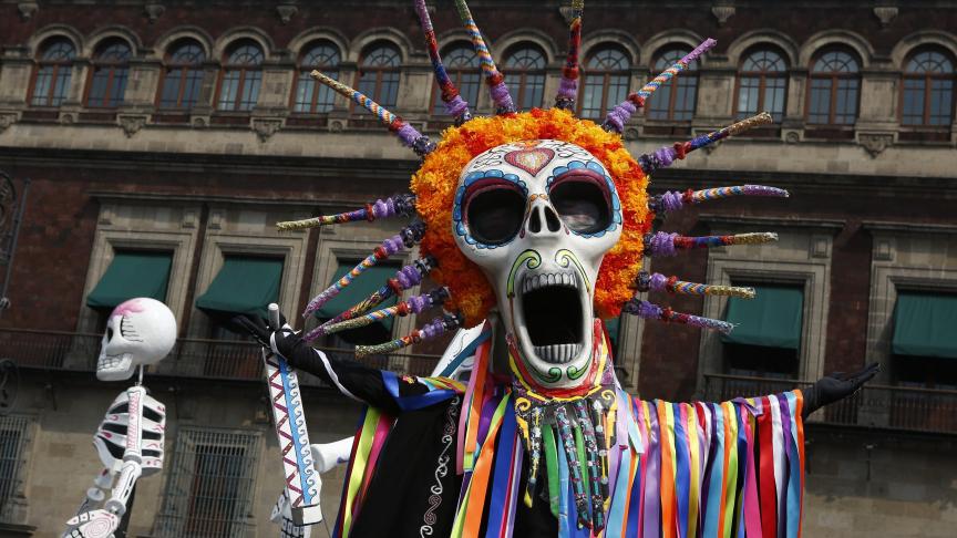 Des artistes en costume assistent à un défilé lors de la Journée des morts à Mexico le dimanche 27 octobre.