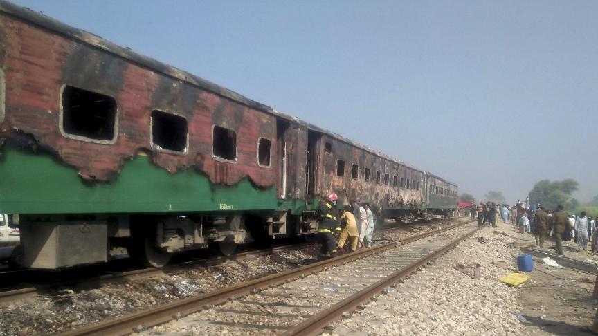 Un train sévèrement endommagé par le feu, au Pakistan.