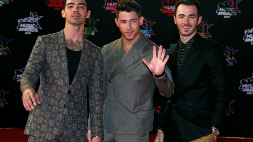 Les Jonas Brothers ont reçu un award d’honneur, après leur prestation sur la scène du Palais des Festivals.