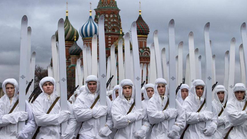Des soldats russes vêtus d’uniformes d’hiver de la Seconde Guerre mondiale participent à la reconstitution d’un défilé sur la Place Rouge de Moscou.