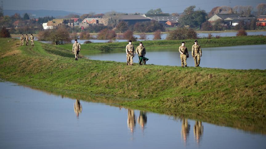 Des soldats tentent de réduire l’impact des récentes inondations à Stainforth, près de Doncaster au Royaume-Uni.