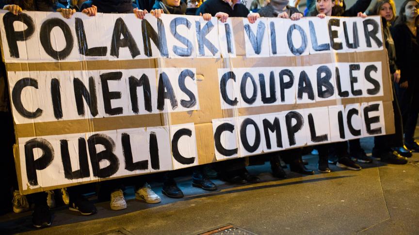 Des manifestants devant un cinéma parisien lors de l’avant-première du film de Roman Polanski «
J’accuse
».