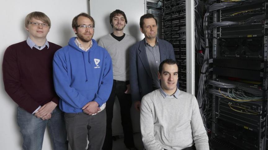 Une partie de l’équipe qui a développé le Multipath à l’UCLouvain. De gauche à droite, Gregory Detal, Fabien Duchene, Christoph Paasch, Olivier Bonaventure et Benjamin Hesmans.