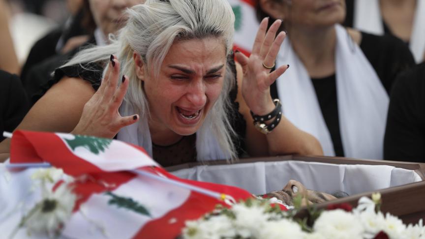 Lara pleure son mari, tué par un soldat lors d’une manifestation près de Beyrouth, au Liban.