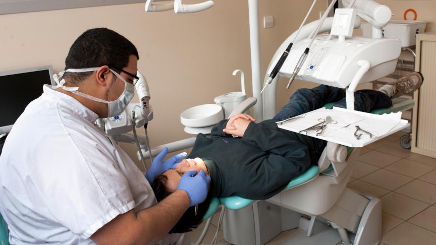 En Belgique, 32
% des ménages précaires ont déjà dû reporter une visite chez le dentiste. © AFP.