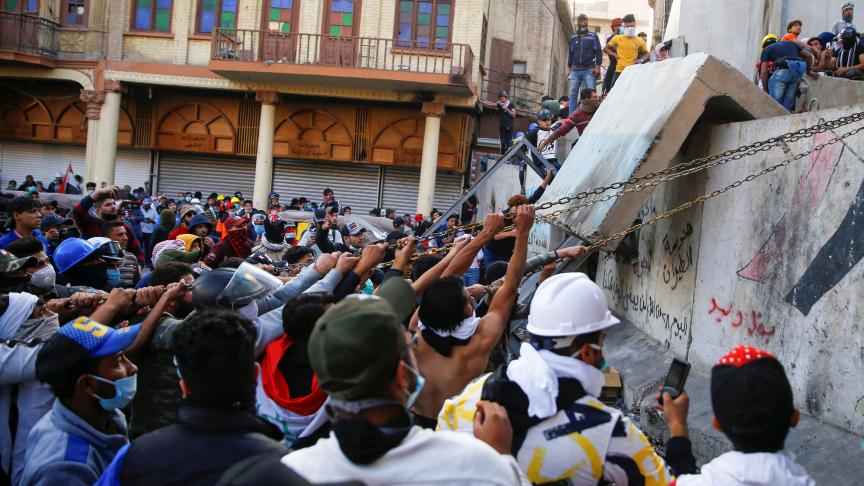 Les manifestants s’attaquent aux murs qui défigurent et divisent la ville.