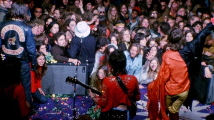 Lors du concert des Stones, un spectateur armé d’un révolver a été poignardé par le service de sécurité. Le drame s’est déroulé aux pieds de Mick Jagger, impuissant face à la violence des Hells Angels... L’illustration est tirée du film «
Gimme Shelter
».