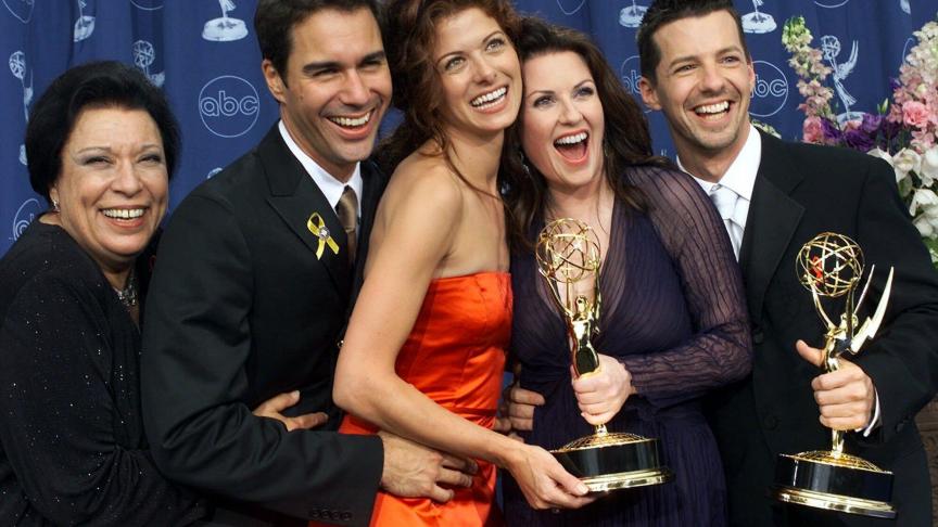 De gauche à droite 
: Shelley Morrison, Eric McCormack, Debra Messing, Megan Mullally et Sean Hayes. Les acteurs de «
Will & Grace
» célèbrent un prix reçu en 2000 à Los Angeles.