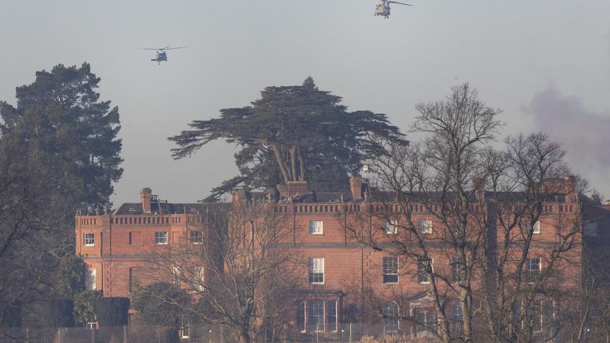 Des hélicoptères surveillent les alentours de l’hôtel Grove au Royaume-Uni où se réunissent les dirigeants de l’OTAN. Les dirigeants mondiaux assistent à une série d’événements au cours des deux jours du sommet de l’OTAN qui marquera le 70e anniversaire de l’alliance des nations.