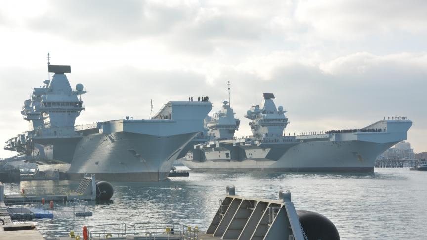 Le HMS Queen Elizabeth (à droite) arrive à la base navale de Portsmouth et se retrouve pour la première fois à côté de son navire jumeau, le HMS Prince of Wales.