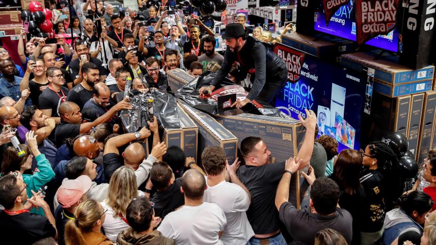 Des dizaines de personnes achètent des télévisions dans un supermarché lors d’une campagne de réduction avant le Black Friday, à Sao Paulo, au Brésil.
