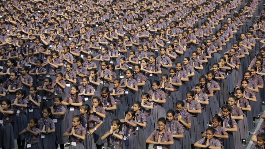 Des élèves indiens dansent dans le cadre de l’initiative « Save girl, Educate girl » et d’une tentative de création d’un record mondial, dans une école à Ahmadabad, en Inde.