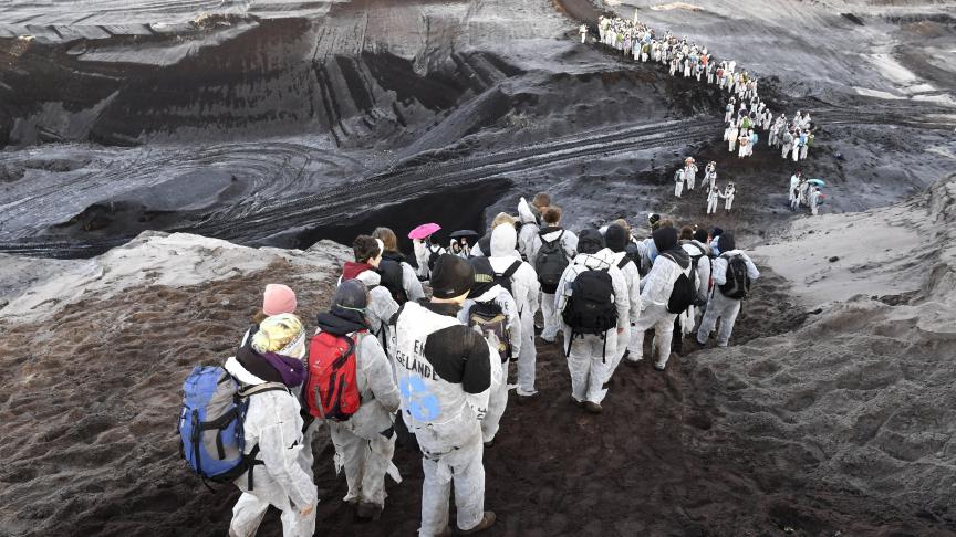 Des partisans du mouvement climatique Ende Gelaende protestent à la centrale à charbon Lippendorf près de Leipzig en Allemagne.
