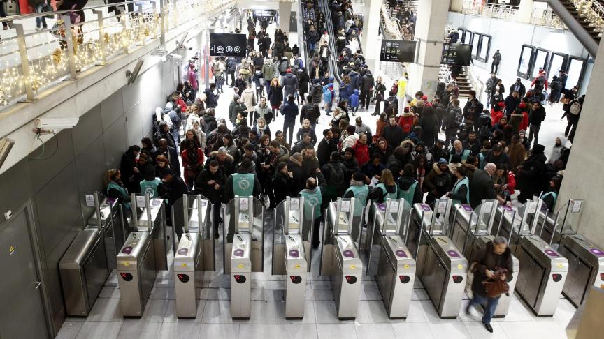 La gare du Nord à Paris le lundi 9 décembre alors que les actions de grève contre le plan de réforme du régime des retraites se poursuit dans toute la France.