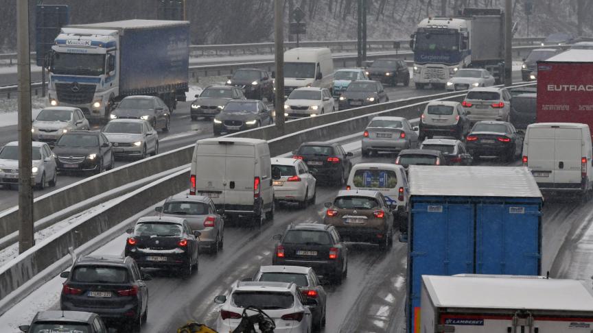 En théorie, une limitation de vitesse fluidifie le trafic et retarde la congestion. Dans le cas du ring de Bruxelles, pas sûr que ça suffise. © Photo News.