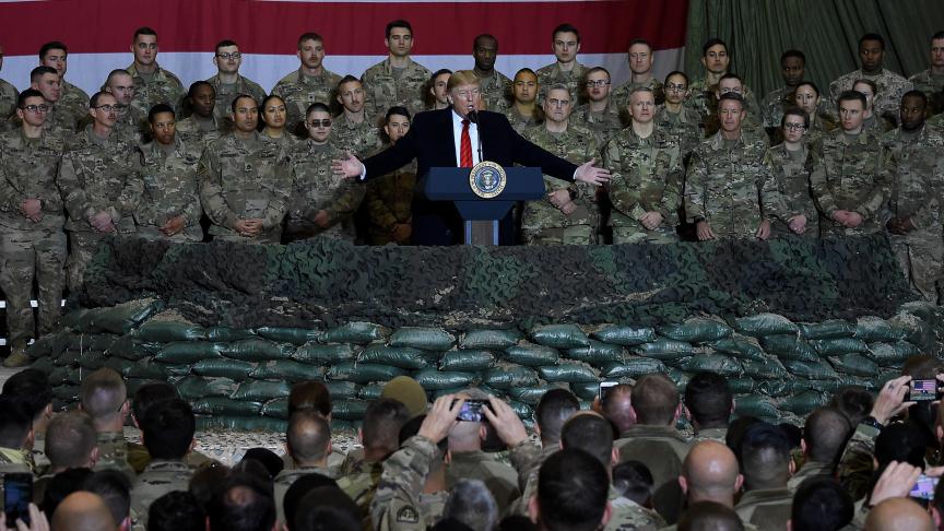Donald Trump a effectué une visite-surprise auprès des soldats américains, sur la base aérienne de Bagram, le 28 novembre à l’occasion de la fête de «
Thanksgiving
».