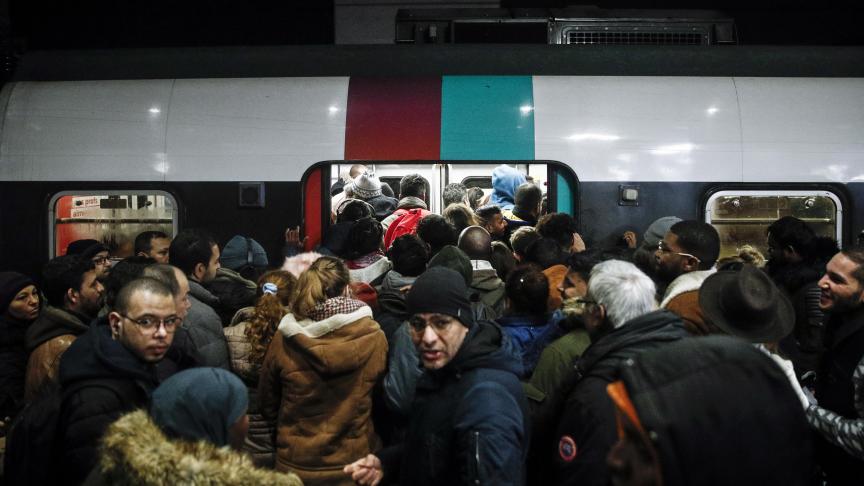 Cohue et bousculades dès le petit matin, Gare du Nord, à Paris, lundi, pour s’engouffrer dans les rares rames en circulation.