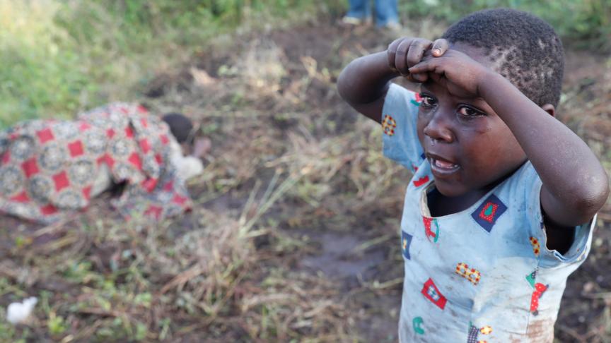 Les pleurs d’un enfant non loin du corps d’une femme abattue par un groupe armé, près de la ville de Beni, au Nord-Kivu
: le cycle infernal des massacres et des représailles n’en finit pas à l’Est du Congo...