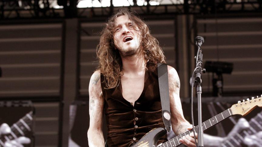 John Frusciante en concert avec les Red Hot Chili Peppers en 2006.