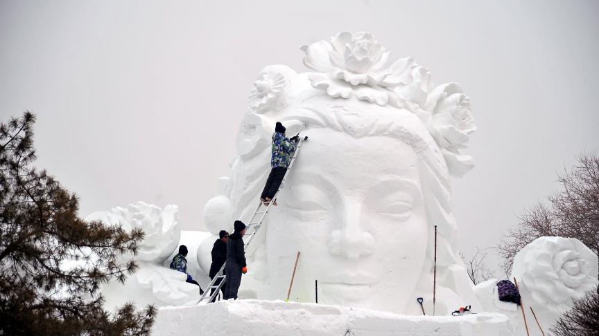 Sculpteurs en train de réaliser des sculptures de neige pour le prochain « Harbin International Ice and Snow Festival » à Sun Island en Chine.