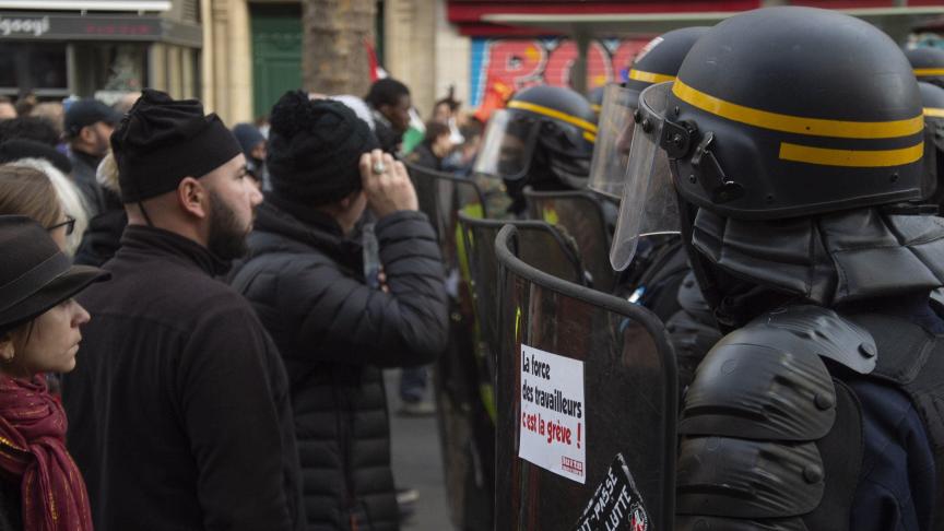 Depuis le début de leur mouvement de contestation sociale il y a un an, les «
gilets jaunes
» dénoncent régulièrement les «
violences policières
», l’usage des grenades et lanceurs de balles de défense (LBD).