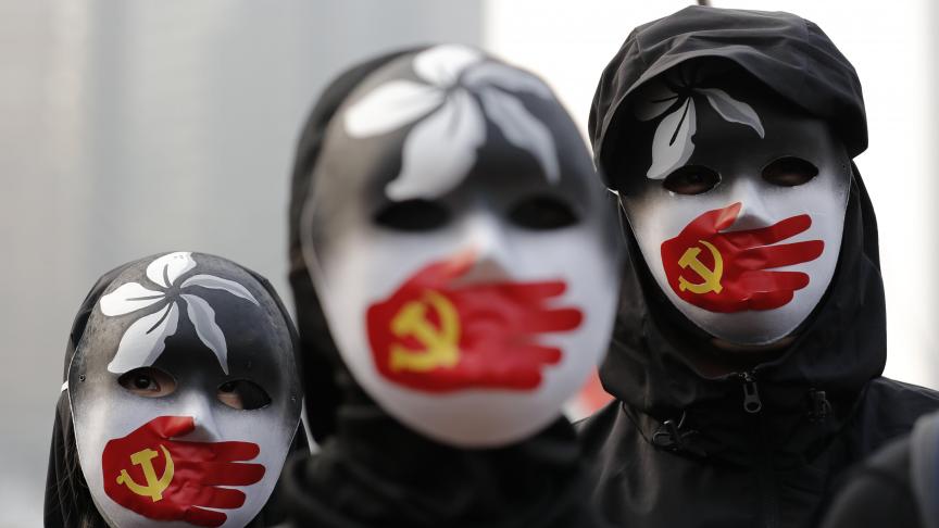 Des personnes portant des masques se sont rassemblées pour manifester leur soutien aux Ouïghours et leur lutte pour les droits de l’homme à Hong Kong.