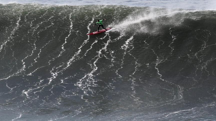 Le surfeur espagnol Indar Unanue surfe sur une vague lors de la 14ème édition du Punta Galea Challenge à Getxo en Espagne.