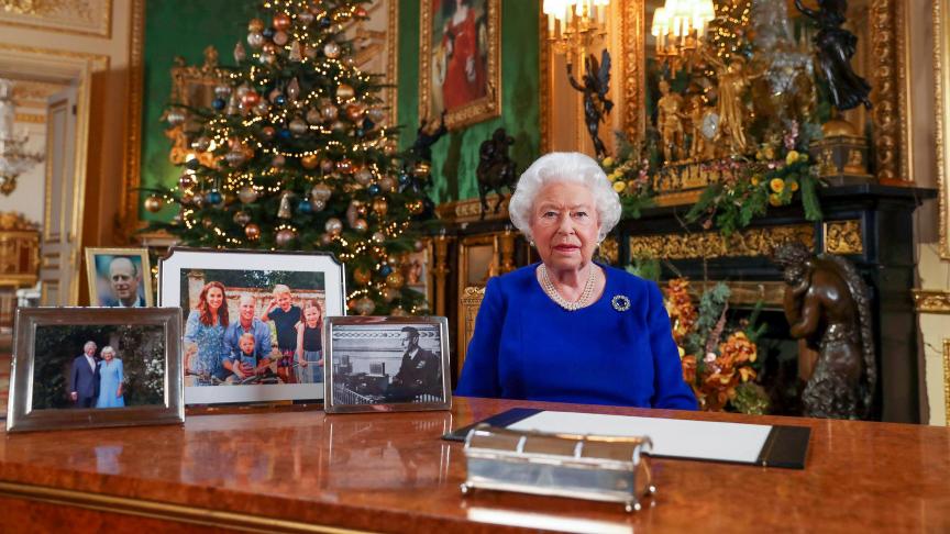 La reine Elizabeth, impassible dans la tourmente, même si elle admet une année « semée d’embûches ». Sur son bureau, pas de trace des portraits de Harry, Meghan ou Andrew...