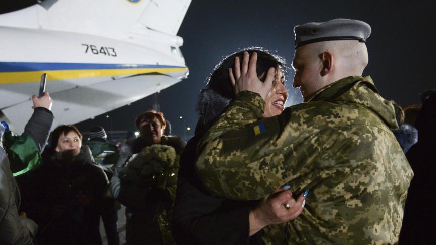 Un soldat ukrainien, prisonnier de guerre, retrouve sa femme après avoir été libéré à la suite d’un accord entre les forces armées ukrainiennes et les rebelles pro-russes.