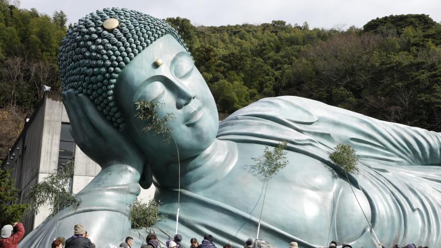 Une statue bouddhiste de 11 mètres de haut et pesant 300 tonnes nettoyée par des moines et des locaux au temple Nanzoin au Japon.