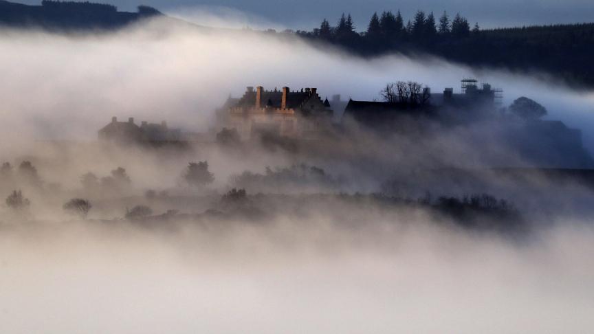 Le chateau de Stirling, en Angleterre, recouvert de brume. Mystique.