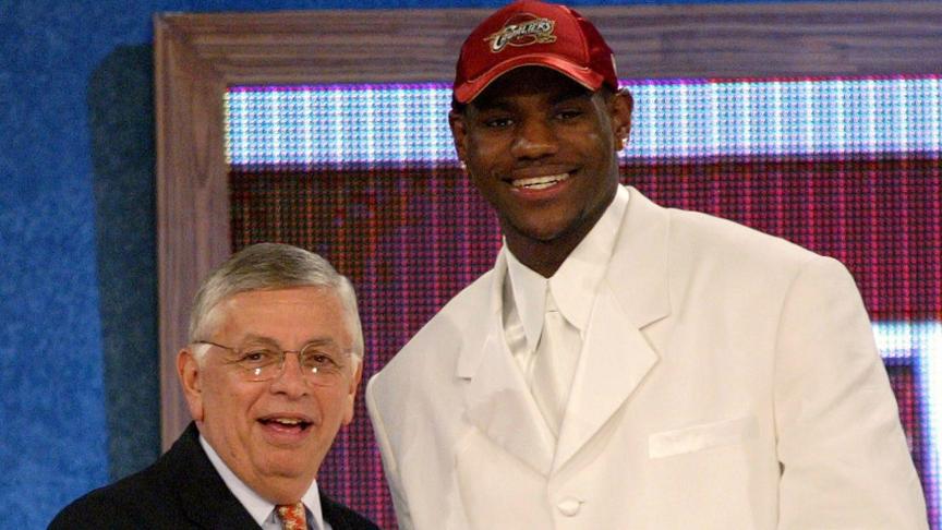 David Stern et LeBron James lors de la Draft 2003.