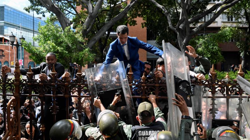Scène surréaliste, dimanche à Caracas
: le leader de l’opposition, Juan Guaido, tente d’escalader les grilles de l’Assemblée nationale. Mais les forces du régime l’en empêcheront...